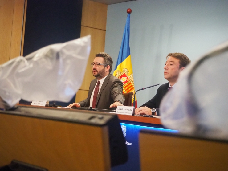 El ministre de Finances, Eric Jover, i el director general de Tributs i Fronteres, Albert Hinojosa, durant la roda de premsa d'aquest dilluns.